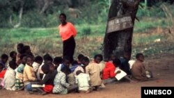 Professora e seus alunos moçambicanos 