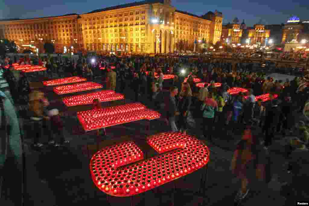 People light candles at Independence Square in Kyiv, to form the words &quot;Glory to Ukraine, Glory to Heroes!&quot;, during a rally to show support for servicemen on the frontline in eastern Ukraine, Oct. 12, 2014. 