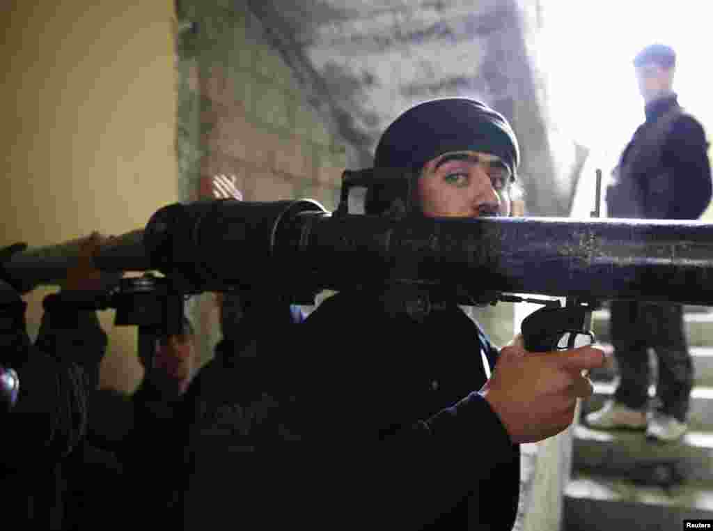 A Free Syrian Army fighter prepares to fire a B-10 recoilless gun in the Haresta neighbourhood of Damascus February 7, 2013. REUTERS/Mohammed Abdullah (SYRIA - Tags: CIVIL UNREST POLITICS) - RTR3DGL9