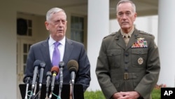 美国国防部长马蒂斯在白宫外面就朝核危机升级对媒体记者发表谈话，参谋长联席会议主席邓福德在旁边(2017年9月3日)