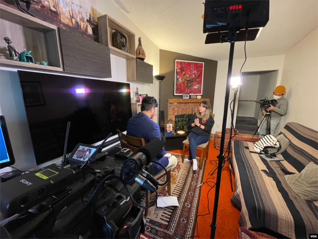 پشت صحنه فیلمبرداری مصاحبه بخش فارسی صدای آمریکا با هانیه دهقان، همسر منصور اثنی عشری، از جان باختگان پرواز پی اس ۷۵۲