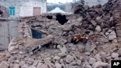 Casas reducidas a escombros tras un sismo en la provincia turca de Baskale in Van, en la frontera con Irán, el domingo 23 de febrero de 2020. (IHA via AP)