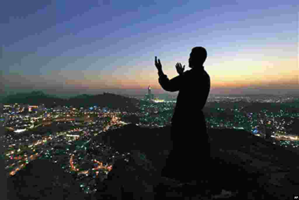 Un pèlerin priant sur la Montagne de la lumière, près de la Grotte de Hira, dans la banlieue de la Mecque