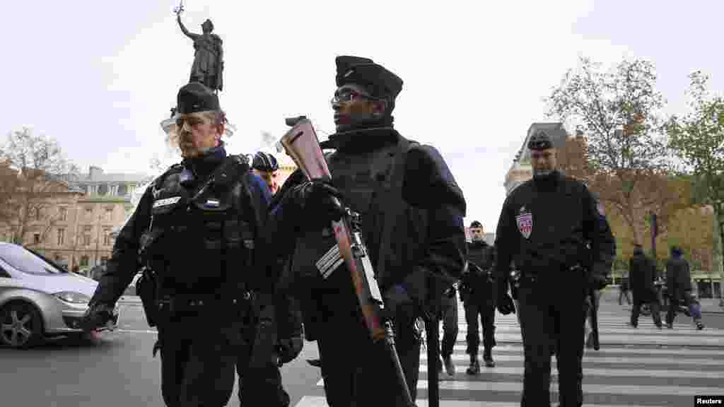 پلیس در میدان رپوبلیک پاریس گشت زنی می کنند