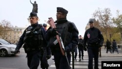法国警察星期六在巴黎街头巡逻