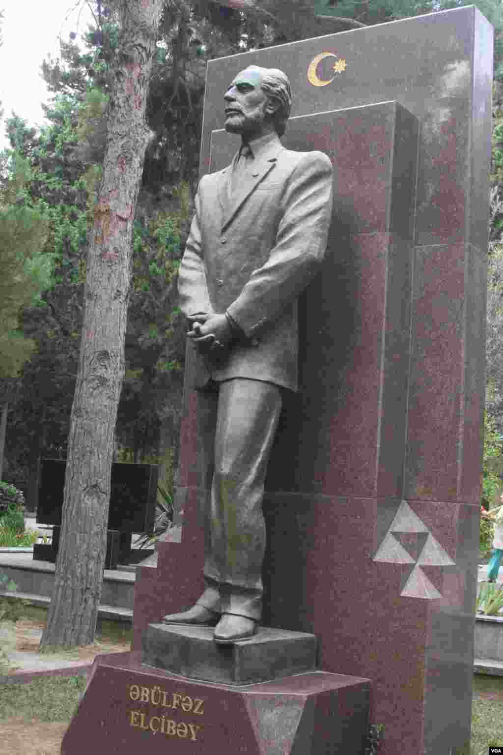 Əbülfəz Elçibəyin vəfatından 14 il keçir