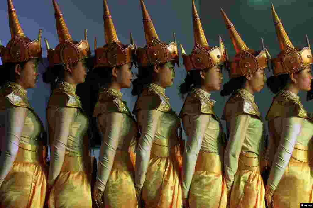 Deaf and hard of hearing people perform a Buddhist Guanyin Thousand Hand dance to mark Sunday&#39;s National Day for Helping the Disabled in Kunming, Yunnan province, China.