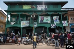 Campaign banners hang from the balconies of the Sierra Leone People's Party headquarters in Bo, Sierra Leone, March 4, 2018. (J. Patinkin/VOA)