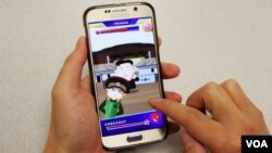 최근 북한의 잇따른 도발 행위를 풍자하고 희화화하는 스마트폰 앱들이 등장했다. 사진은 북한을 소재로 한 스마트폰 게임 '월드 녹아웃'을 이용하고 있는 모습.
