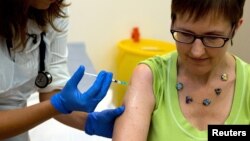 志願者接受埃博拉疫苗注射。