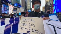 Ante unas elecciones anticipados de irregulares ciudadanos nicaragüenses en diferentes partes del mundo se pronunciaron el domingo para exigir democracia. En la imagen un nicaragüense captado en Nueva York.