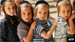 Aşırı dinci (Hasidik) Yahudilerin çocukları