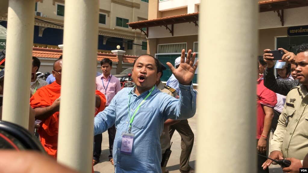 រូបឯកសារ៖ លោក គឹម សុខ ដែលជាអ្នកវិភាគនយោបាយ និងសង្គម ចូលខ្លួនបំភ្លឺនៅឯតុលាការរាជធានីភ្នំពេញ កាលពីថ្ងៃទី១៧ ខែកុម្ភៈ ឆ្នាំ២០១៧។