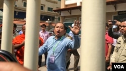 Political analyst Kim Sok pictured in front of the Cambodian court after being questioned on charges brought by Prime Minister Hun Sen, February 17, 2017. (Hean Socheata/ VOA Khmer)