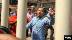 Political analyst Kim Sok appeared at the court February 17, 2017. He was charged and sent to a pre-trial detention following hours of questioning by Cambodian prosecutors. (Hean Socheata/VOA Khmer)