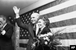 지난 1982년 당시 민주당 상원의원인 존 글렌과 부인 애니 글렌이 휴스턴의 한 기부행사에서 관중들을 향해 손을 흔들고 있다.