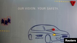 Un panneau affichant le nom de la société israélienne de logiciels pour automobiles, Mobileye NV, à Jérusalem, le 14 septembre 2016