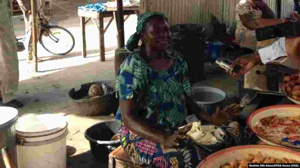 Ladi Waziri, Wata mai sayda kosai da ta tsallake rijitya da baya, a harin ‘yan Boko Haram da mota mai dauke da boma a kasuwar Maiduguri, Afrilu 2014.