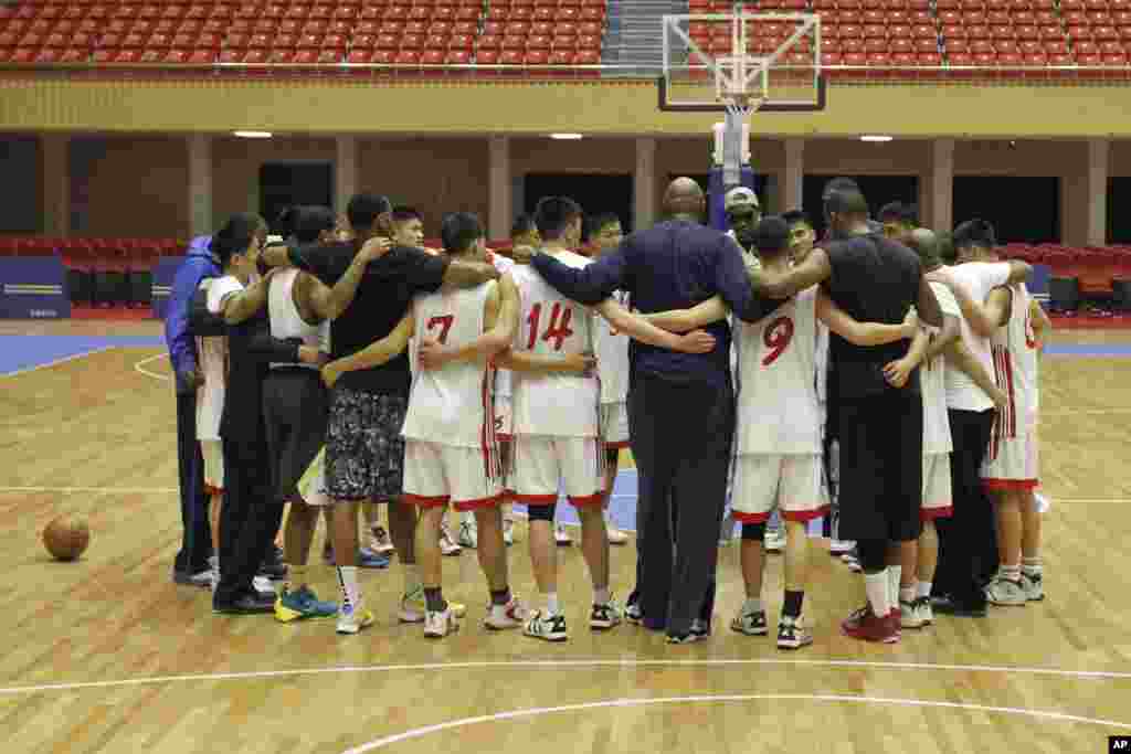 Dennis Rodman concentra os colegas americanos e os jogadores norte-coreanos numa sessão de treino em Pyongyang, Jan. 7, 2014. 