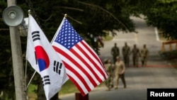 南韓龍仁，南韓國旗和美國國旗相鄰飄揚（2016年8月23日）。