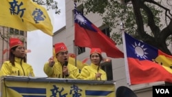台灣新黨青年委員會主席王炳忠在宣傳車上講話。