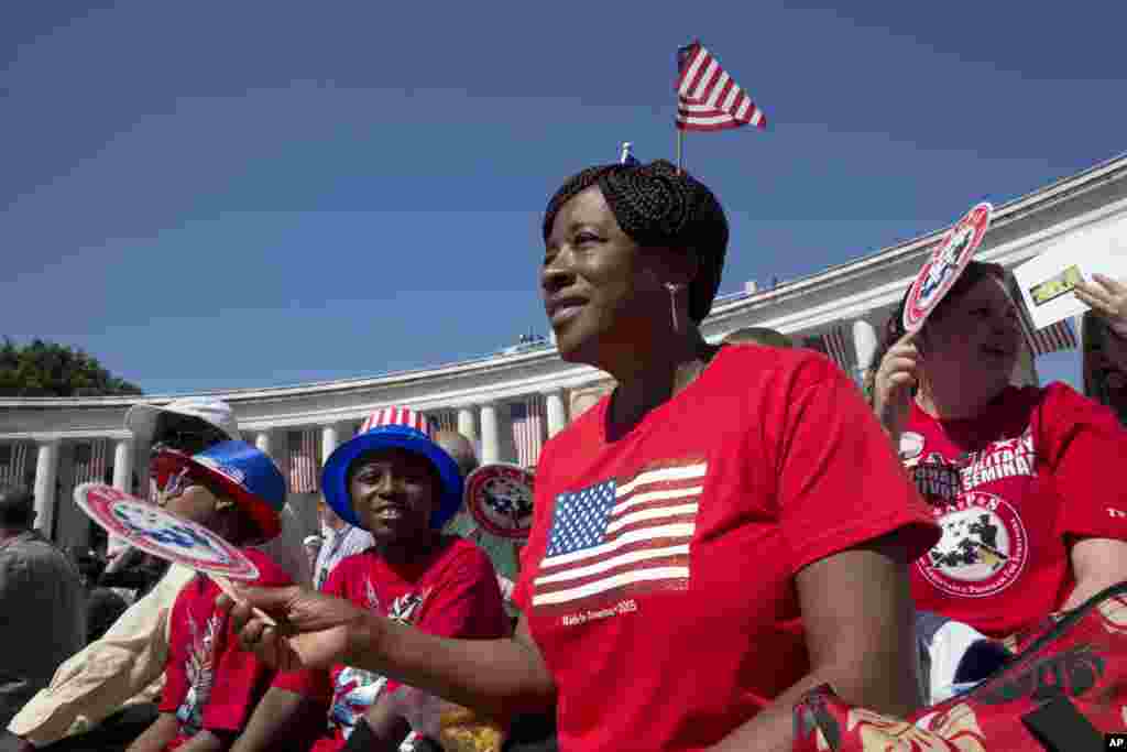 Sandra Bacchus menghadiri upacara Hari Pahlawan dengan yang lainnya di Taman Makam Nasional Arlington, Virginia (25/5). (AP/Jacquelyn Martin)