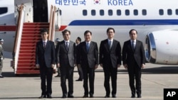 Cục trưởng Cục An ninh Quốc gia Hàn Quốc Chung Eui-yong (giữa), Giám đốc Tình báo Suh Hoon (thứ hai, bên trái), và phái đoàn trước khi khởi hành đến Bình Nhưỡng vào ngày 5/3/2018.
