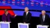 La precandidata demócrata Elizabeth Warren se dirige al exvicepresidene Joe Biden y al senador Bernie Sanders durante el séptimo debate realizado el 14 de enero en Des Moines, Iowa. Foto REUTERS