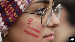 Jeune italienne participant à une marche lors de la Journée internationale pour l'élimination de la violence contre les femmes et les filles, Rome, 25 novembre 2017. (AP Photo/Gregorio Borgia)