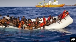 Migran Afrika menggunakan perahu karet di Laut Tengah dekat Pulau Lampedusa, Italia, 17 April lalu (foto: dok). 