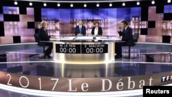 프랑스 대선 결선투표에 진출한 에마뉘엘 마크롱 후보(오른쪽)와 마린 르펜 후보(왼쪽)가 3일 TV 토론을 펼쳤다. 