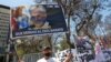 Una persona sostiene una pancarta que representa al presidente de Chile, Sebastián Piñera, y que dice "el acusado que vendió barato al país" durante una protesta frente al edificio del Congreso, en Valparaíso, Chile, el 16 de noviembre de 2021.