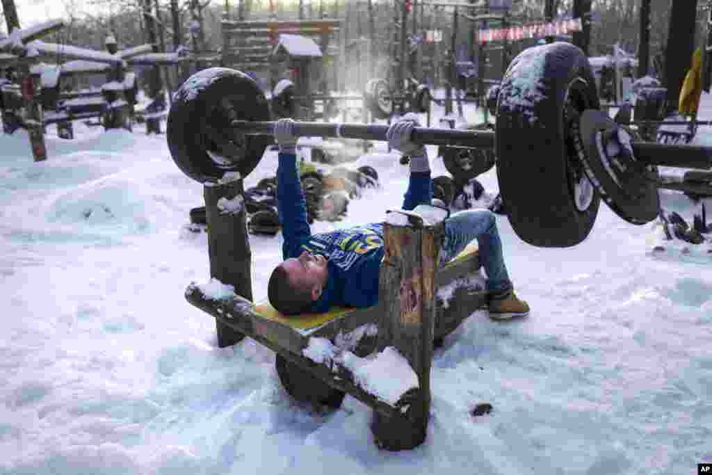 ورزش یک مرد در باشگاه بدنسازی در فضای باز در هوای منفی&zwnj; ۱۸ درجه سانتیگراد در یک پارک در مسکو، پایتخت روسیه.&nbsp;