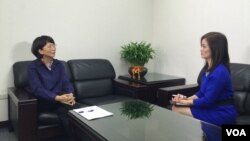 國民黨副總統候選人王如玄（左）接受美國之音衛視記者、主持人鄭裕文獨家採訪。