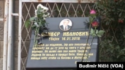 Spomen ploča na mestu ubistva Olivera Ivanovića u Kosovskoj Mitrovici