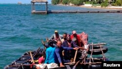 Perahu aluminium rakitan yang membawa 16 migran Kuba tiba di Kepulauan Cayman. (Foto: Ilustrasi)