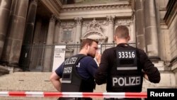 Офицеры полиции у Берлинского кафедрального собора. Германия. 3 июня 2018 г.