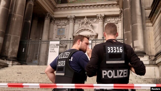Офицеры полиции у Берлинского кафедрального собора. Германия. 3 июня 2018 г.