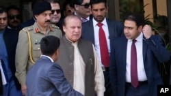 Pakistani Prime Minister Nawaz Sharif, center, leaves the premises of the Joint Investigation Team, in Islamabad, Pakistan, June 15, 2017. The panel is investigating whether Sharif's family used illegal means to establish overseas wealth and property.
