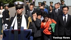 6·25 전쟁 때 국군포로로 끌려가 지난 1984년 북한에서 숨진 손동식씨로 추정되는 유골이 5일 서울국립현충원 소재 영현봉안관으로 옮겨지고 있다.