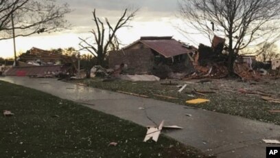 Esta fotografía proporcionada por Johnny Tribble muestra una casa con daños tras un tornado en el área de Ardmore, Alabama, el lunes 19 de marzo de 2018. (Johnny Tribble vía AP) 