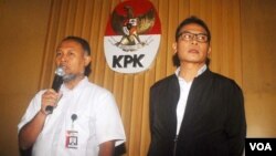 Wakil Ketua KPK Bambang Widjojanto (kiri) mengundurkan diri sementara setelah dinyatakan sebagai tersangka oleh kepolisian, Senin 26/1 (foto: VOA/Fathiyah).