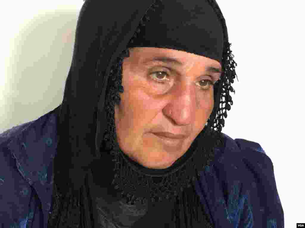 Iraqi village woman who has survived 13 years of war and 2 years under IS, now in a refugee camp outside Makhmour, Iraq, April 11, 2016. (S. Behn/VOA)