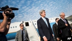 Menlu AS John Kerry tiba di bandara Ben Gurion dekat Tel Aviv, Israel, 2 Januari 2014.