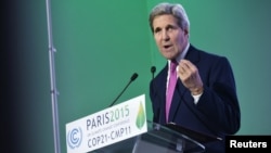 9일 존 케리 미 국무장관이 프랑스 파리에서 열리고 있는 유엔 기후변화협약 당사국총회에서 연설하고 있다.