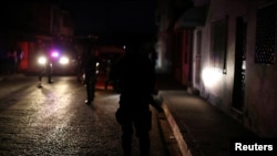 Funcionarios de las Fuerzas de Acciones Especiales de la Policía Nacional en un puesto de control durante una patrulla nocturna, en Barquisimeto, Lara. 
