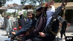 د افغان حکومت او وسله والو طالبانو ترمنځ د اختر په ورځو شپو کې اوربند له امله سلګونو وسله والو له ښارونو لیدنه وکړه. 