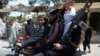 جنگجویان طالبان سوار بر موتورسیکلت خود در جلال آباد