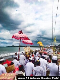 Masyarakat Bali Melaksanakan Upacara Melis di Pantai Kuta untuk menyambut Nyepi, 14 Maret 2018. (Courtesy Photo: Agung Adi Watanabe)