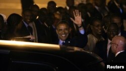 U.S. President Barack Obama waves as he arrives at the Dakar airport, Jun. 26, 2013.